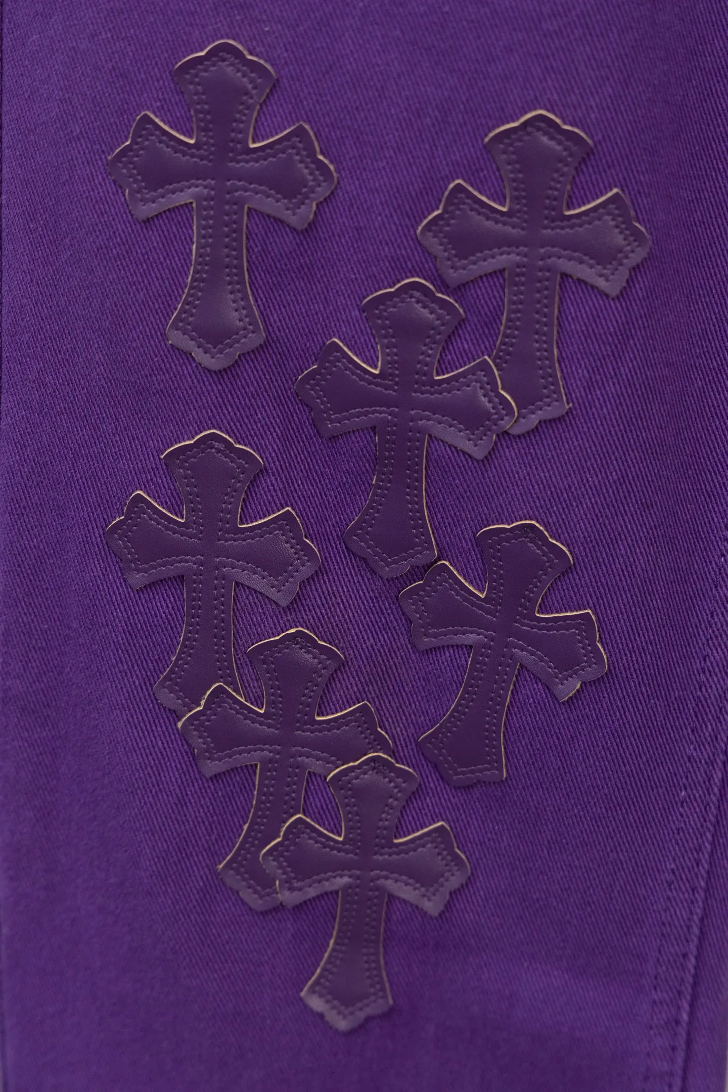P240 CH Chromehearts Dopamine Purple Cross-Patch Leather Purple Jeans. Cabinet price is 34W level. Patched cross pattern embellishment, washed jeans! ! An absolutely high-end luxury product, a 1.9W-level god-level single product, a super popular product, made by top heavy industry, a magic weapon that cannot be missed! [About Zangyin] This is an extremely luxurious fashion brand that can also be called the aristocracy of the high street. It has always been an exclusive brand for some hipsters or rich second generations. Compared with ordinary high streets, it is more luxurious and noble. Compared with luxury brands, it is more fashionable and individual. It has always been a brand that I have a special liking for. [Top heavy industry fashion design] Consistently high-street luxury style. Speaking of this style, the Zangyin family and GU family are definitely the leading representative brands. Especially the Zangyin family has really achieved a state-of-the-art effect in creating high-street style. The unique washed material is used to create this style. The color system is already quite eye-catching. After it is decorated with patchwork cross flowers, it cleverly highlights the charm of the brand. Secondly, this style uses classic The high-waist cutting design highlights the long legs and fashionable temperament of the upper body. The brand is highly recognizable and the slim fit configuration is more suitable for daily wear. It is a product that interprets personality, fashion, and specifications at a glance. This single product is enough to make any fan excited. It can be a white T-shirt for a youthful college style, or a tight suspender for a royal style. It has strong matching ability and can be easily controlled by men.  [Materials and craftsmanship] Needless to say, this point goes without saying. As an excellent craftsman brand, Zangyin’s requirements for details and craftsmanship are really perfect. The washed color of this model has gone through so many processes, not to mention the embellishment of denim appliques. It is also purely hand-made and sewn. Just like what they believe in, only hand-made things have soul and have the meaning of wear. A top-notch heavy-duty fashionable denim item, I look forward to your perfect interpretation! !  Color: Purple Size: 28-34